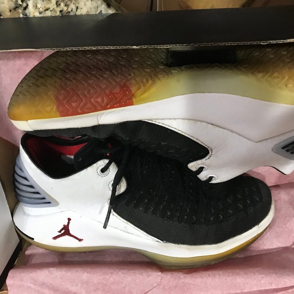 **Air Jordan XXXII Low BG - Youth Size 5** - Picture 5 of 6